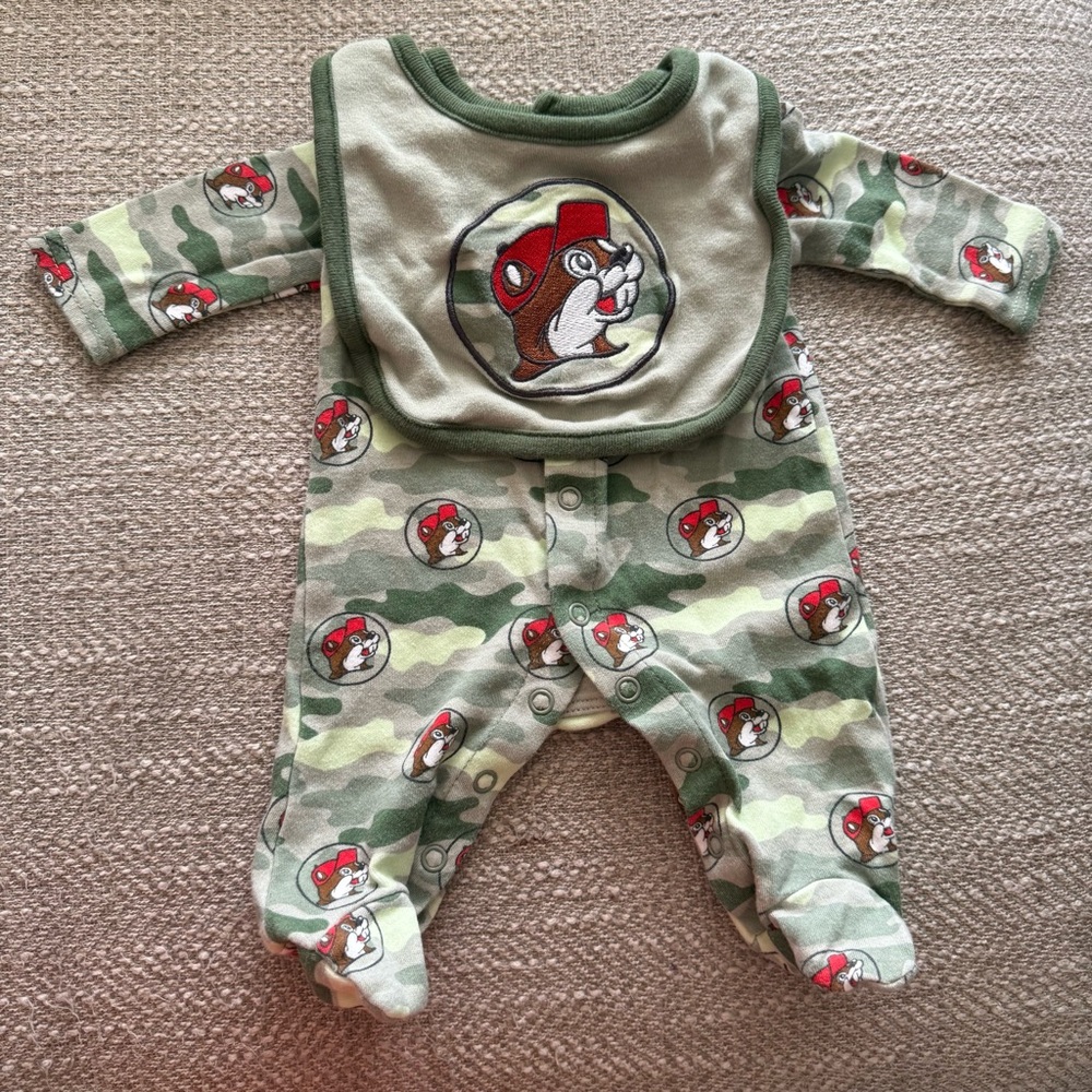 Buc-ee’s Camo Newborn Footed Sleeper + Matching Bib Set | Unisex | 0–8 lbs